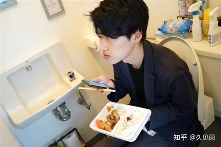 梦到别人在厕所吃饭