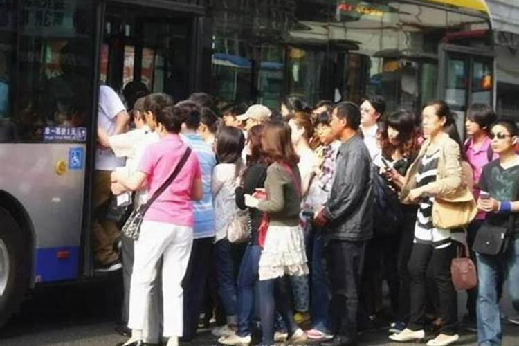 梦见回家早不到公交车站了