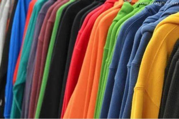 梦见好多衣服是什么意思？