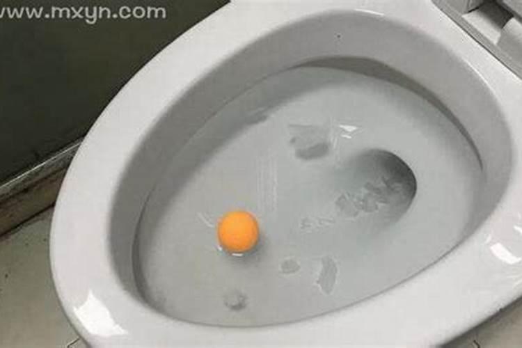 梦见厕所堵住了好多水溢出来了？