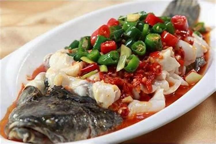 梦见吃绿色骨头的鱼肉什么意思？