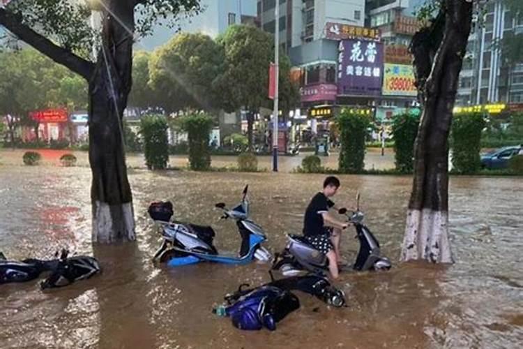 梦见爱人被水淹死了