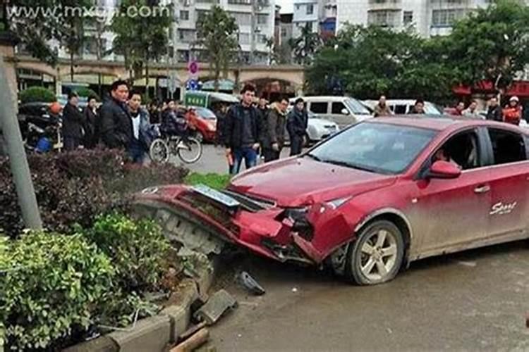 梦到同事出车祸是什么意思？