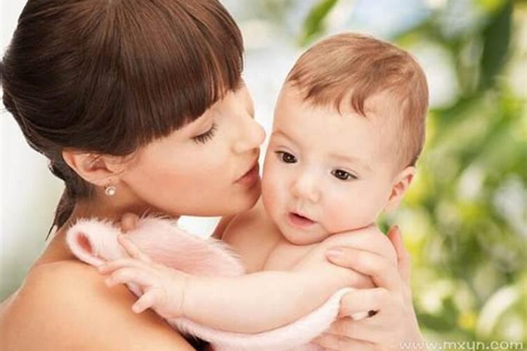 梦见夫妻抱孩子什么意思？