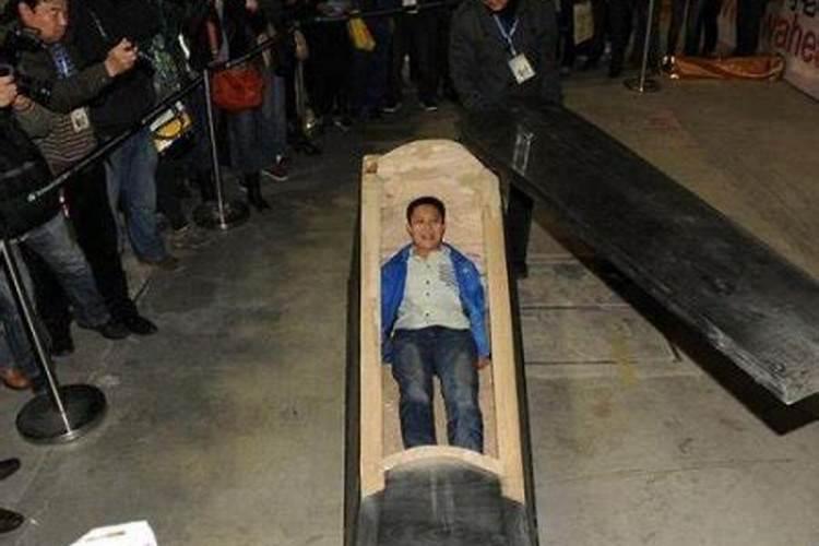 梦见办丧事好多棺材？