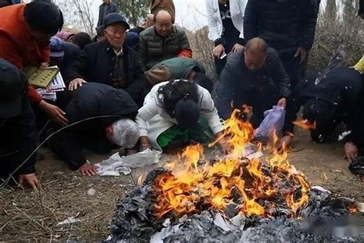 八月十五给老人烧纸怎么说？