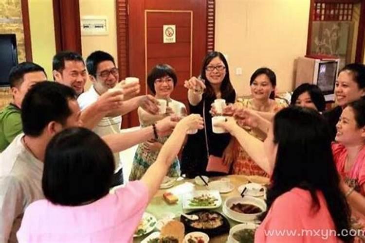 梦见和同学聚会什么意思啊？