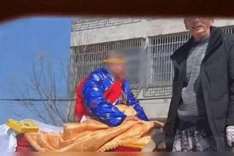 梦见死去的老人开车拉着我