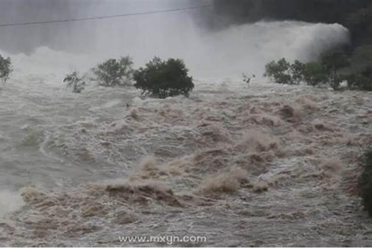 孕妇梦见下雨发大水