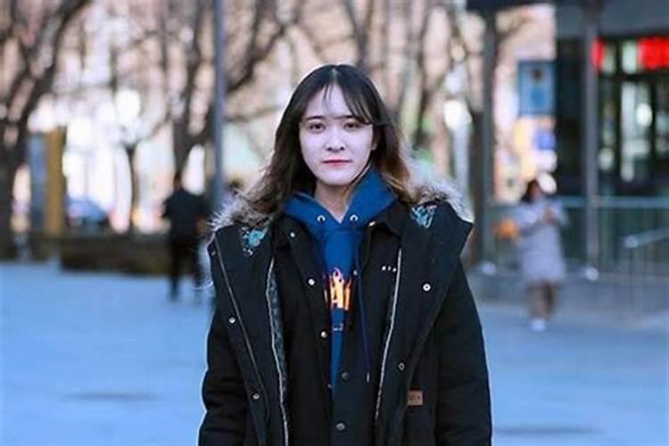梦见女人穿一身黑色衣服