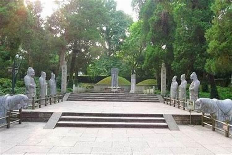 梦见路过坟地什么意思呢？