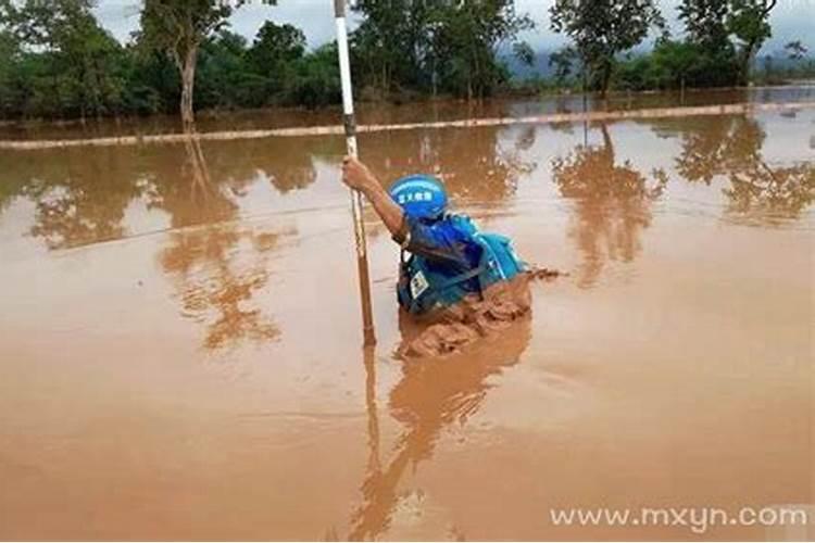 梦见发洪水自己差点被大水冲走