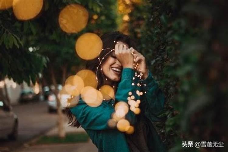 梦见被一个女人抓住