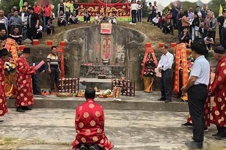 鬼节男女去上坟