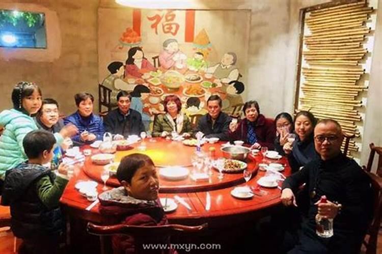 梦见娘家人在一起吃饭什么意思？