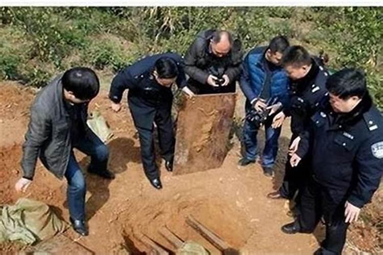 梦见别人盗墓是什么意思？