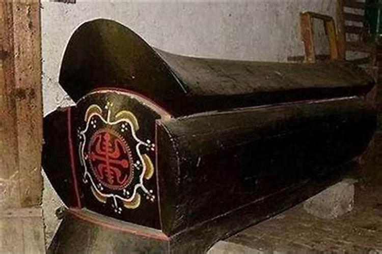 梦见棺材从墓地挖出来