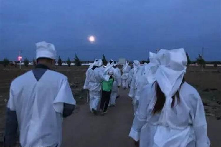 梦到死人了穿白孝衣什么意思？