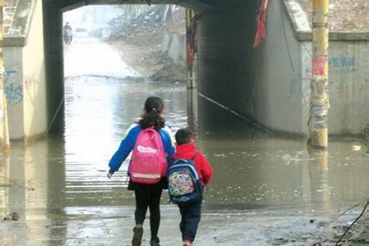 梦见大水挡住了去路是什么意思？
