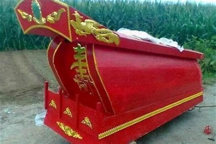 梦见别人用斧头劈棺材