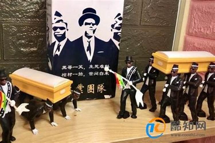 梦见爸爸和叔叔抬棺材出门
