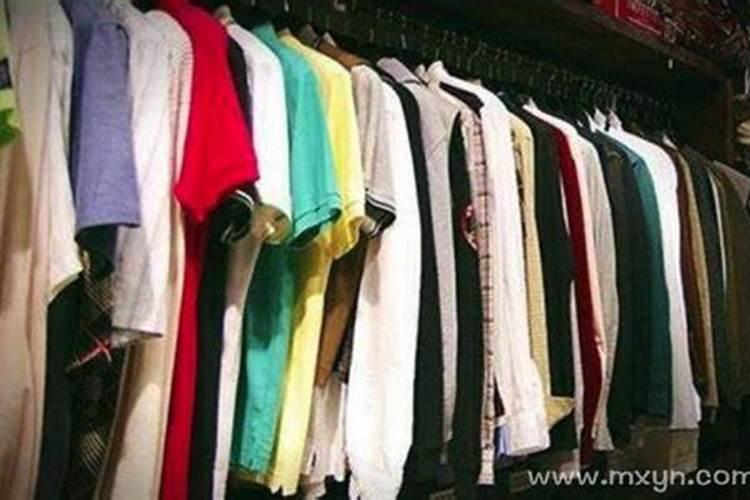 梦见穿别人的旧衣服是什么意思？