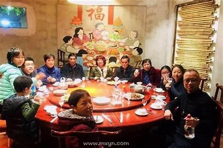 梦见哥姐在一起吃饭