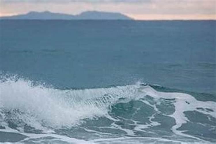 梦见大海涨潮自己没事儿