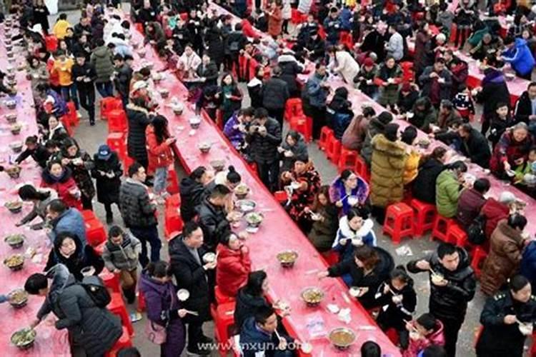 梦见很多小孩在吃饭是什么意思？