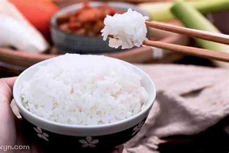 梦见吃米饭什么意思？