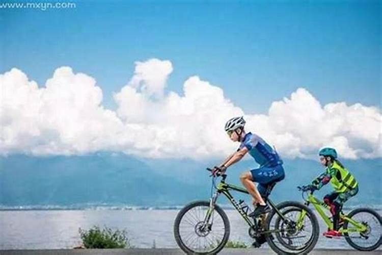 梦见骑车走下坡路什么意思啊？