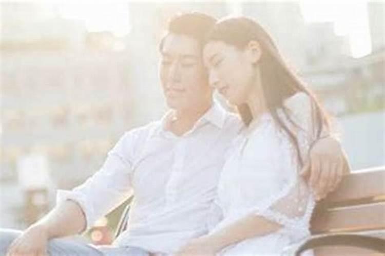 梦见女同学和她老公是什么预兆？