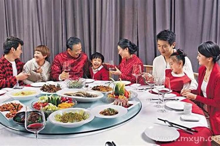 梦见家人在一起吃饭我在边上大便