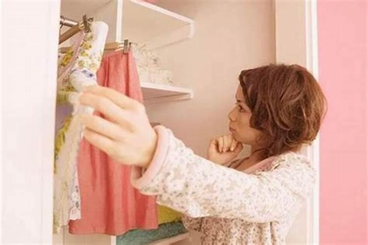 梦见别人给自己换衣服是什么意思？