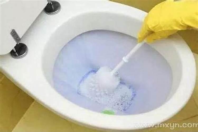 梦见马桶里有很多便便什么意思？