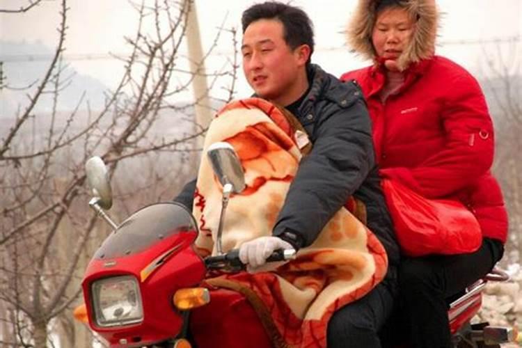 梦见骑摩托车带人摔了