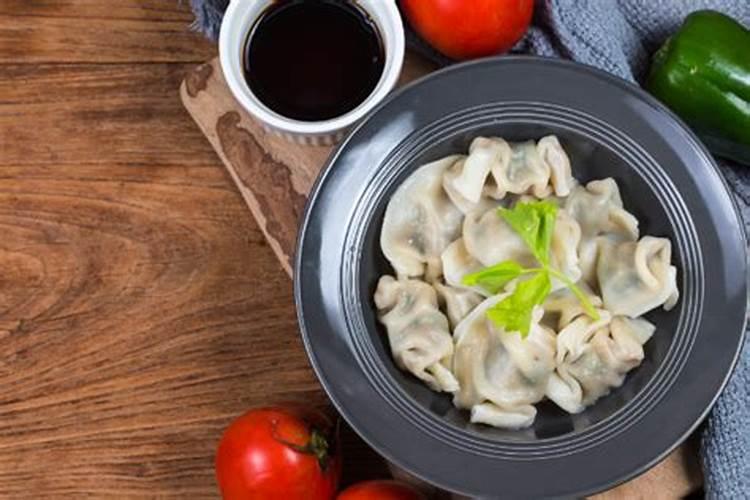冬至吃饺子是几月几日？