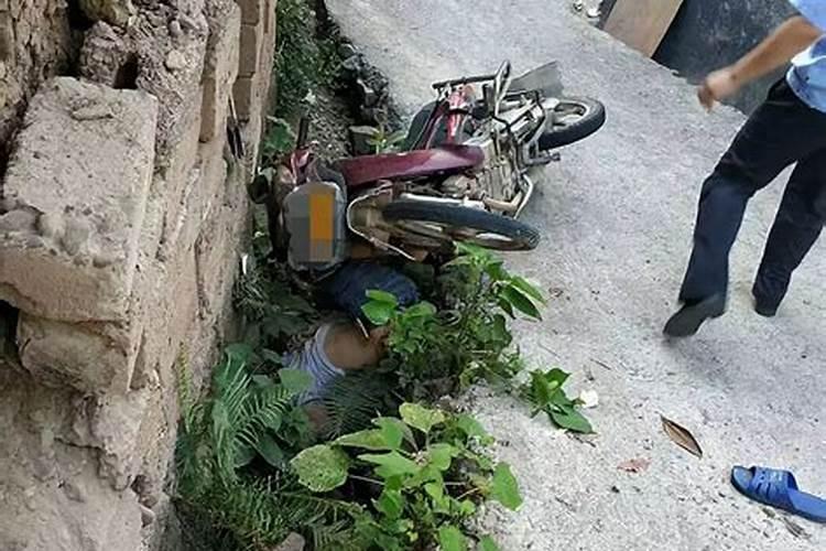 梦见别人骑摩托车发生车祸人死了