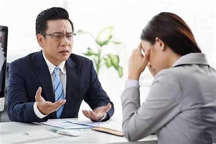 梦见领导和自己说话腿磕破了