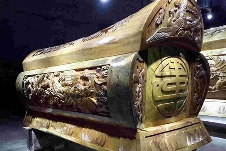 梦到帮别人抬棺材是什么意思？