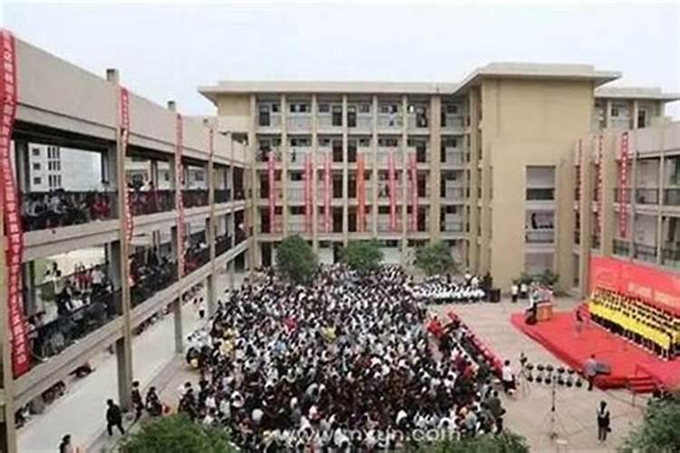 梦见很多同学在学校？