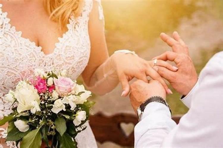 单身女孩梦见自己结婚