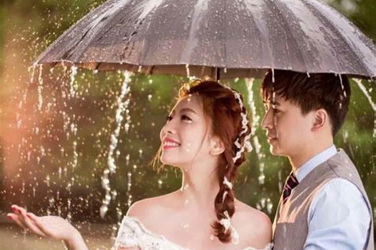 梦见弟弟结婚下雨是什么意思？