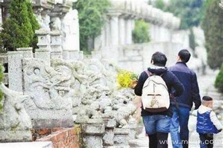 梦到别人在上坟是什么意思？