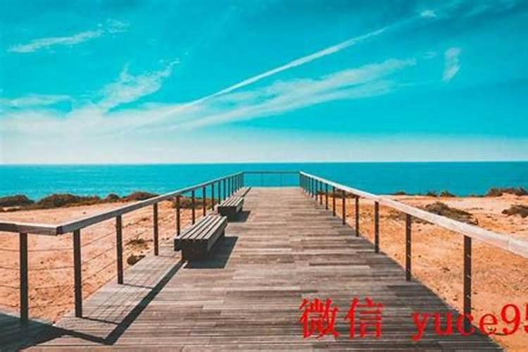 梦见去世的老人对我笑