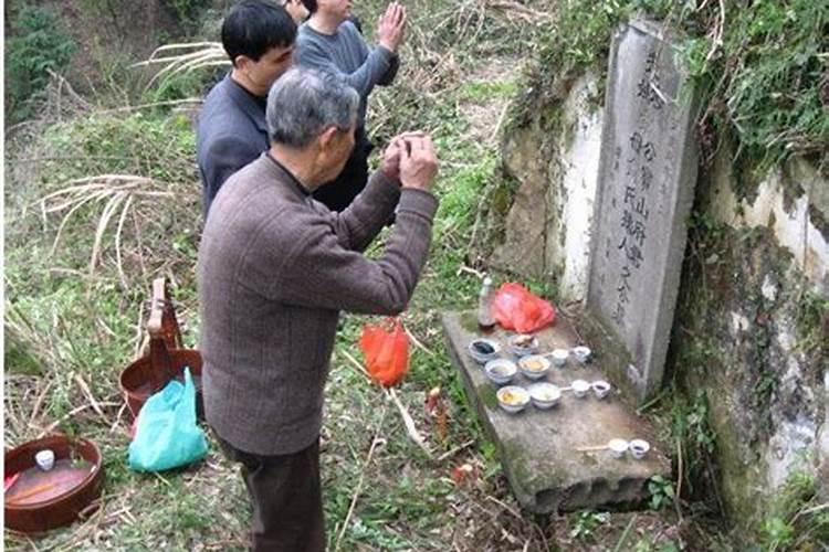梦到有人上坟还是个新坟头？