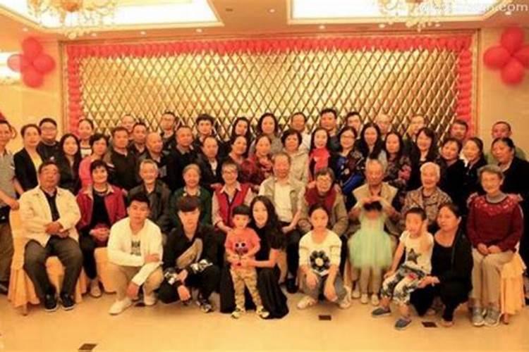 梦见好多人聚在我家里？