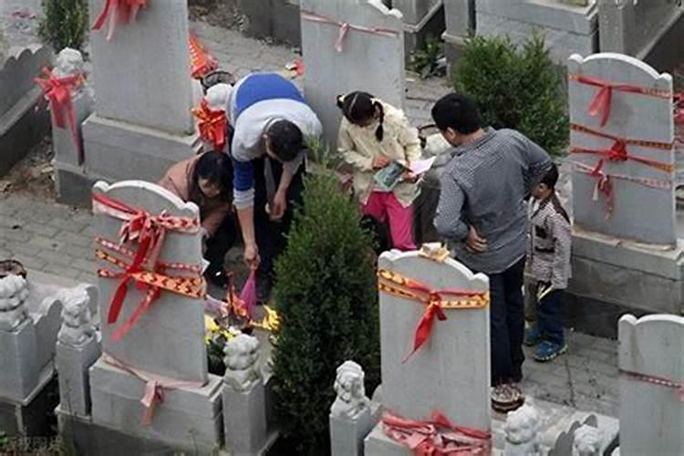 梦到给别人上坟什么意思？