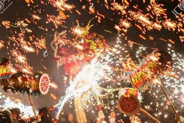 元宵节马路烧纸