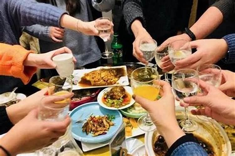 梦见跟别人一起吃饭